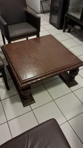 Mesa de centro antiga. Madeira.