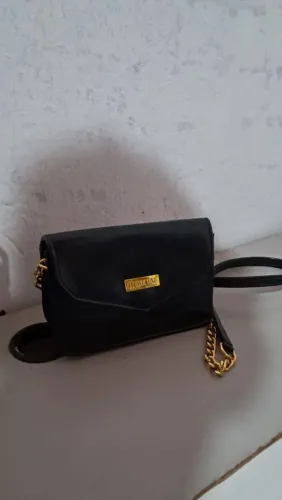 bolsa preta com alça em corrente dourada