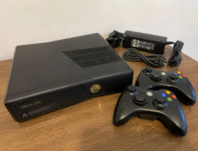Xbox 360 Slim + 2 Controles - Excelente Estado!