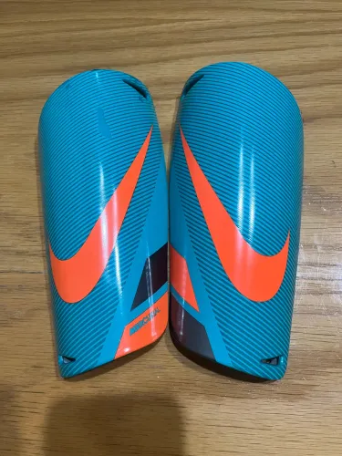 Caneleira Nike Mercurial