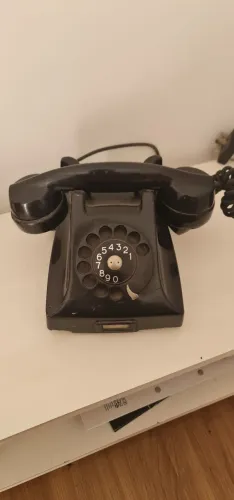 Telefone preto antigo