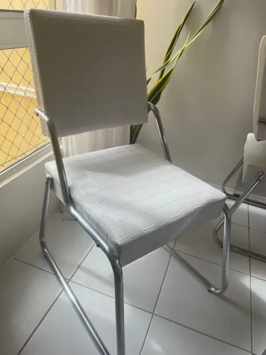 Conjunto de mesa e cadeira e metal