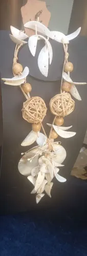 Conjunto de colar e brinco de madrepérola 