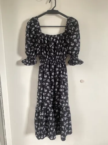 Vestido curto preto floral com manga bufante