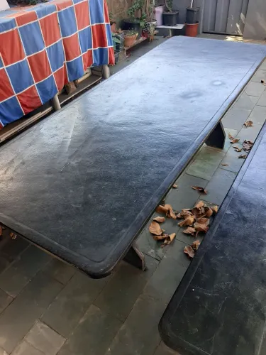 CONJUNTO MESA E 02 BANCOS DE ARDÓSIA muito conservados
