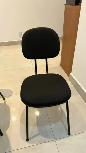 Cadeira fixa estofada para escritório