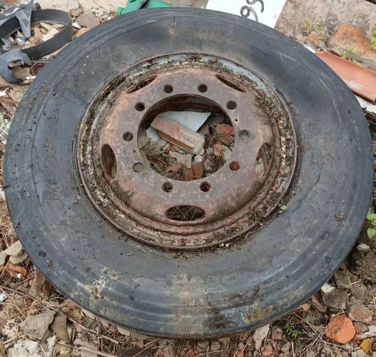 Roda e pneu de caminhão Mercedes