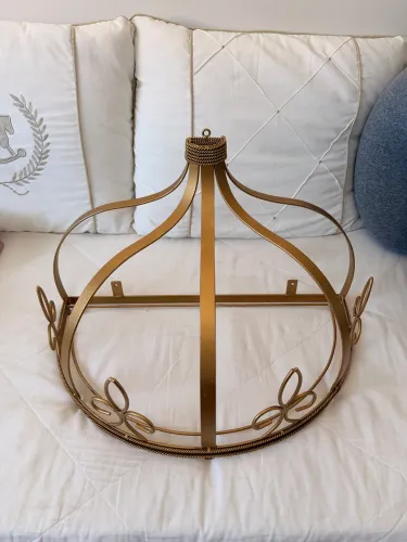 Dossel de metal dourado