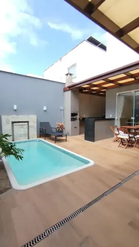 Alugo casa em condomínio com 3 quartos - Com piscina privativa - Toda mobiliada