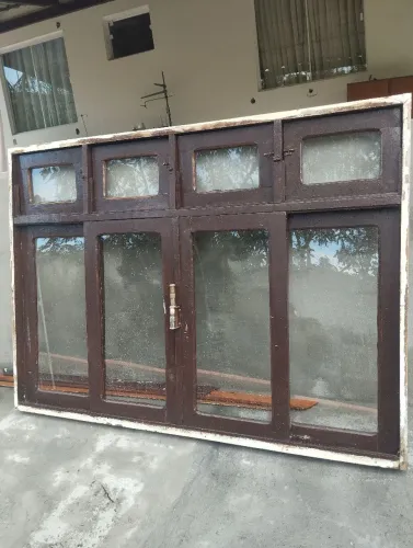 janela de madeira de canela. com vidros retirar no bairro progresso