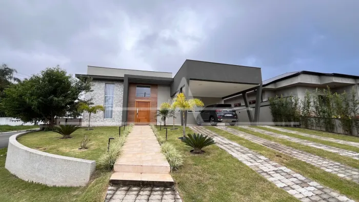 Linda casa no Condomínio Flamboyant | 3 dormitórios, suíte, piscina e lazer completo