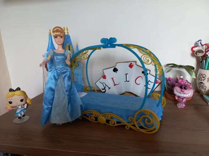 (Leia o anúncio) Lote Boneca Princesa Cinderela com Cama de Carruagem - Original Disney