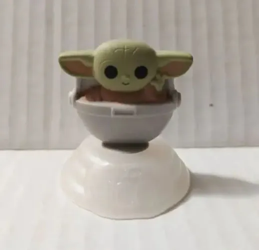 Baby Yoda + Bonecos Sortidos. 