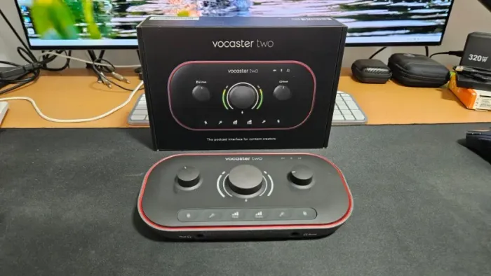 Interface De Áudio Focusrite Vocaster Two - Perfeita Para Podcast (Na Caixa)