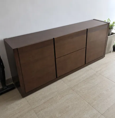 Buffet com duas portas e duas gavetas
