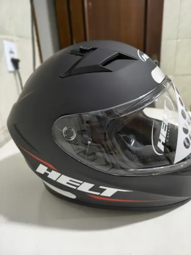 Capacete Helt preto fosco na caixa