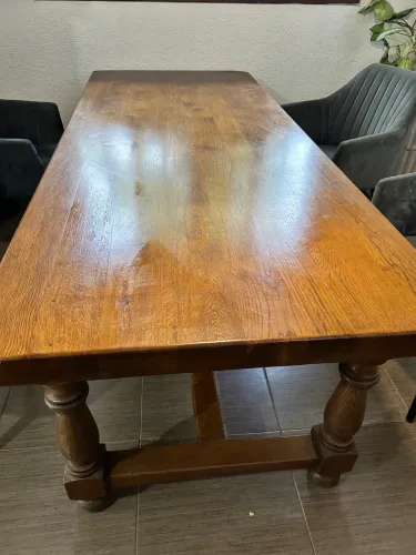 Mesa em Carvalho francês maciço.