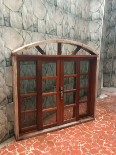 Janelas Coloniais de Madeira em Ótimo Estado