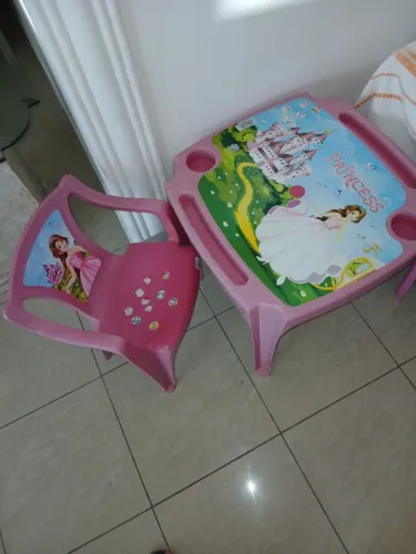 Mesinha com cadeira para criança