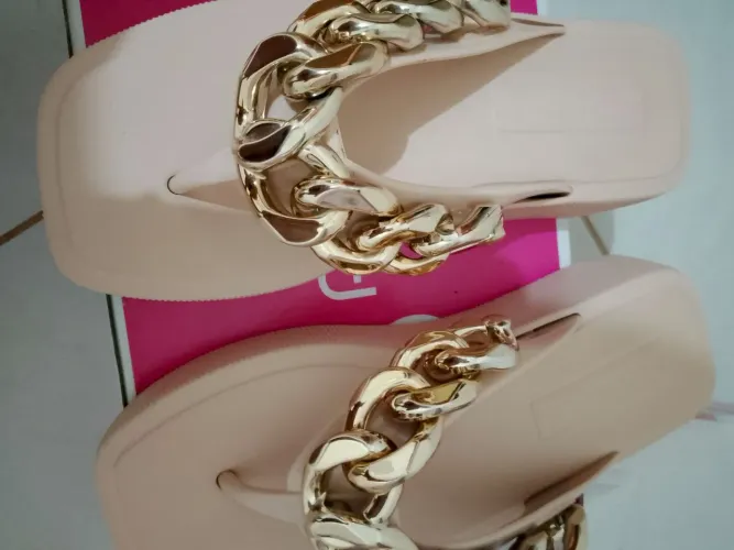 Vendo sandália da petite Jolie usada apenas duas vezes comprei mas não gostei no meu Pé