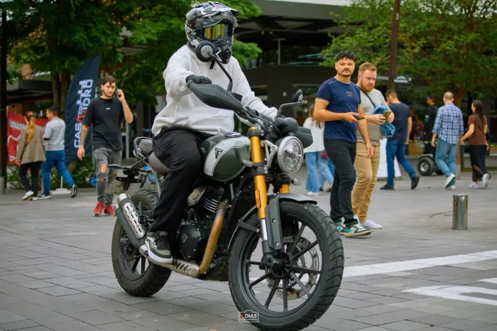 Triumph Scrambler 400x, km baixo