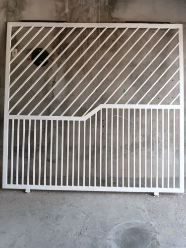 Portão de ferro e a grade