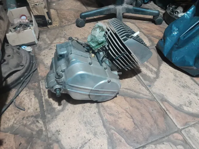 Motor de 2tempos da Rx 180, em bom estado