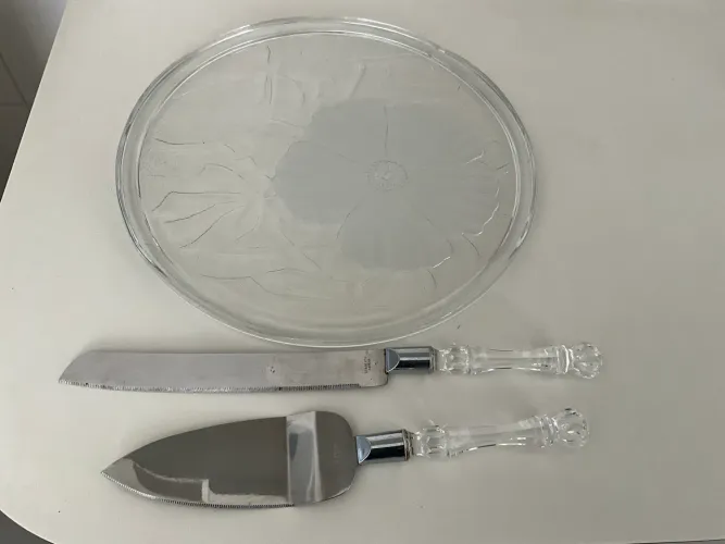 Prato para Bolo com   Flores e pa de bolo e face para pao
