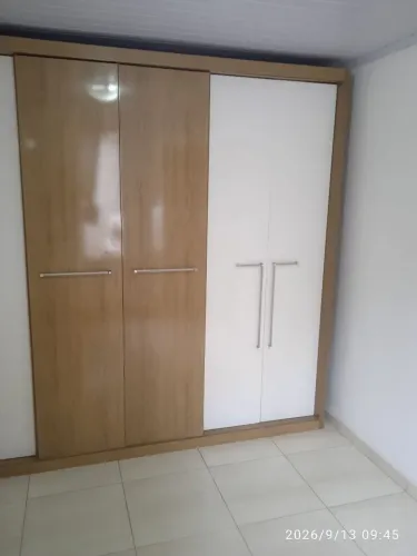 Quadra roupas de 6 portas usado em ótimo estado.