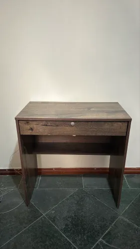 Escrivaninha com gaveta