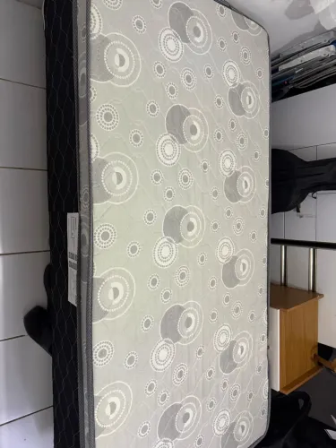 Vendo cama box de solteiro