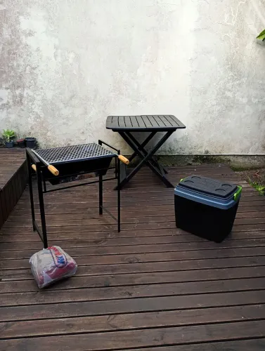 Kit churrasqueira com mesa e caixa térmica