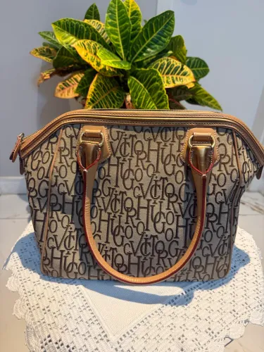 Bolsa Victor Hugo Corsa Original Jacquard Monograma - Marrom Clássica
