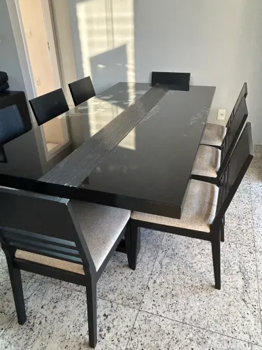 Mesa de jantar toda de madeira com tampo de vidro