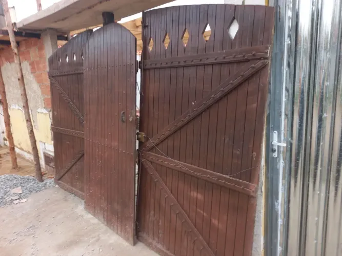 Portão de garagem duas bandas + um Portão social separado madeira de lei 