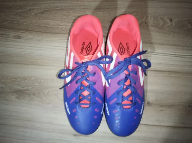 Chuteira Umbro Campo/Society núm. 39 nova nunca usada