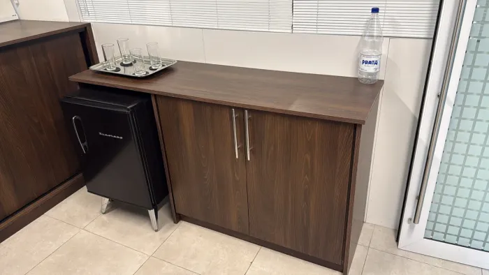Móvel com duas portas e nicho frigobar