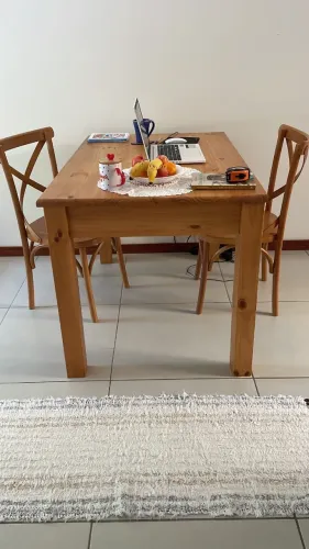 Mesa de jantar de madeira (serve até 4 lugares)