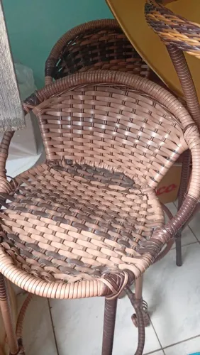 Uma mesa com duas Cardeira
