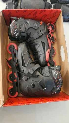 Patins Traxart Revolt Freestyle/Urban - Preto e Vermelho 