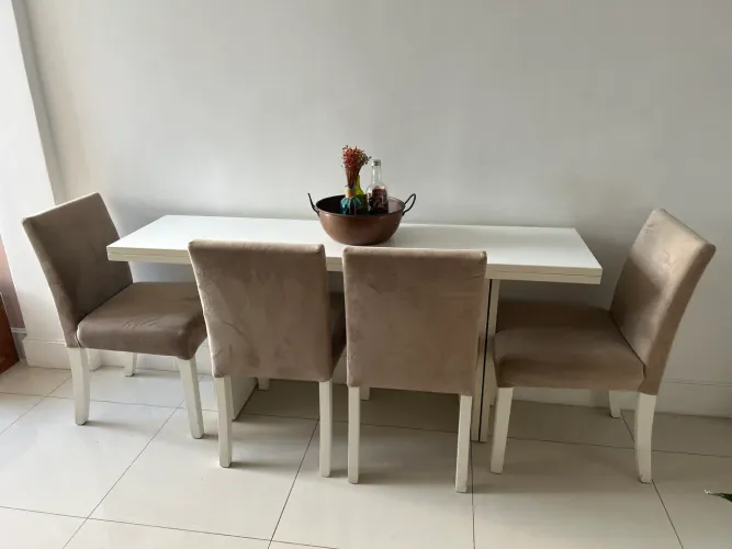 Conjunto de cadeiras com estofado em suede