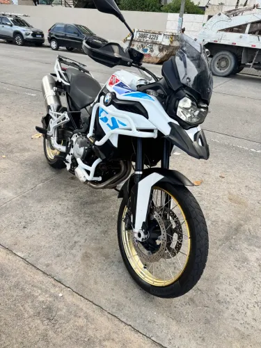 Moto em perfeito estado e equipada com protetores 