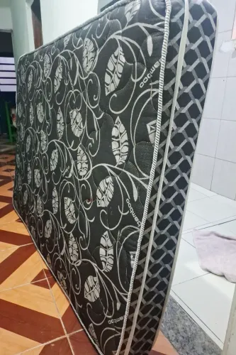 colchão de casal padrão ele é de espuma já está higienizado aceito pix ou dinheiro