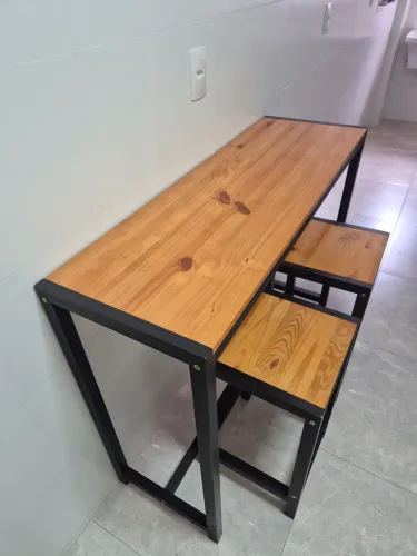 Mesa bancada estilo industrial + 2 banquetas - ótimo estado