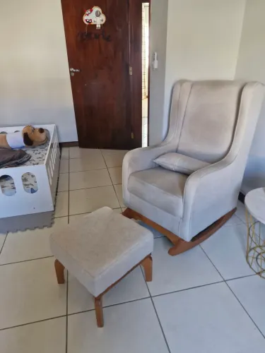 Poltrona amamentação com balanço + puff + almofada