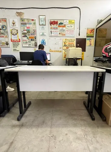 Mesa de Escritório com Estrutura em Aço - Branca - Excelente Estado