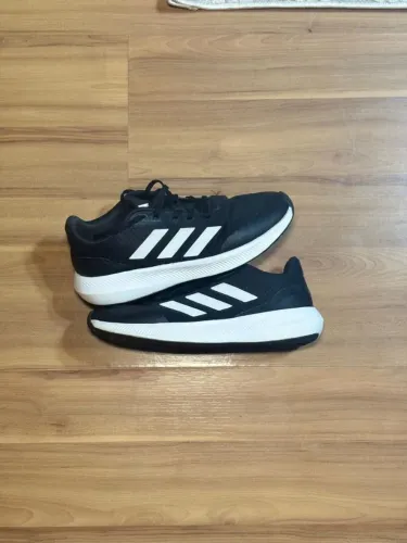 Tênis Adidas