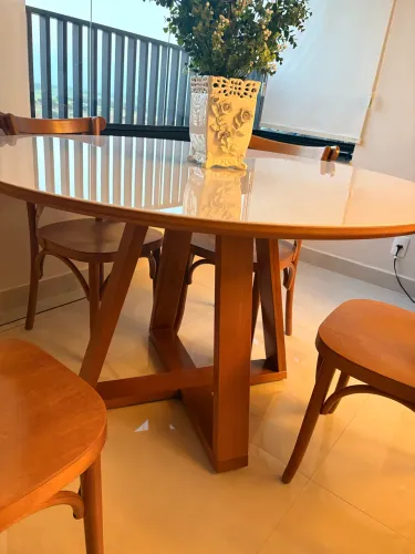Mesa madeira redonda com 4 cadeiras