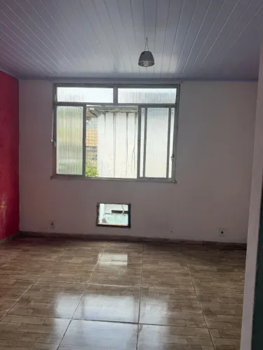 Alugo ampla e arejada kitnet em vila familiar. 