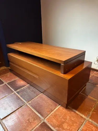 Rack de madeira com gavetas - design robusto e funcional